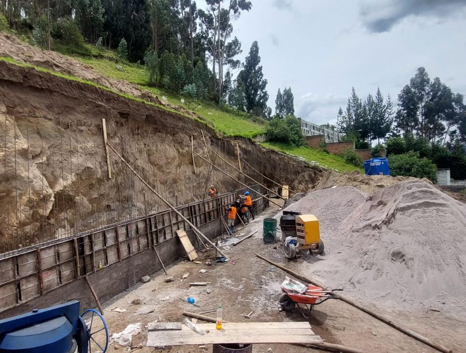 Construcción de bóvedas y muro en la parroquia San Juan